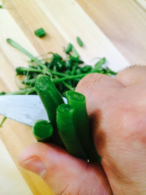 Preparing green beans to blanch